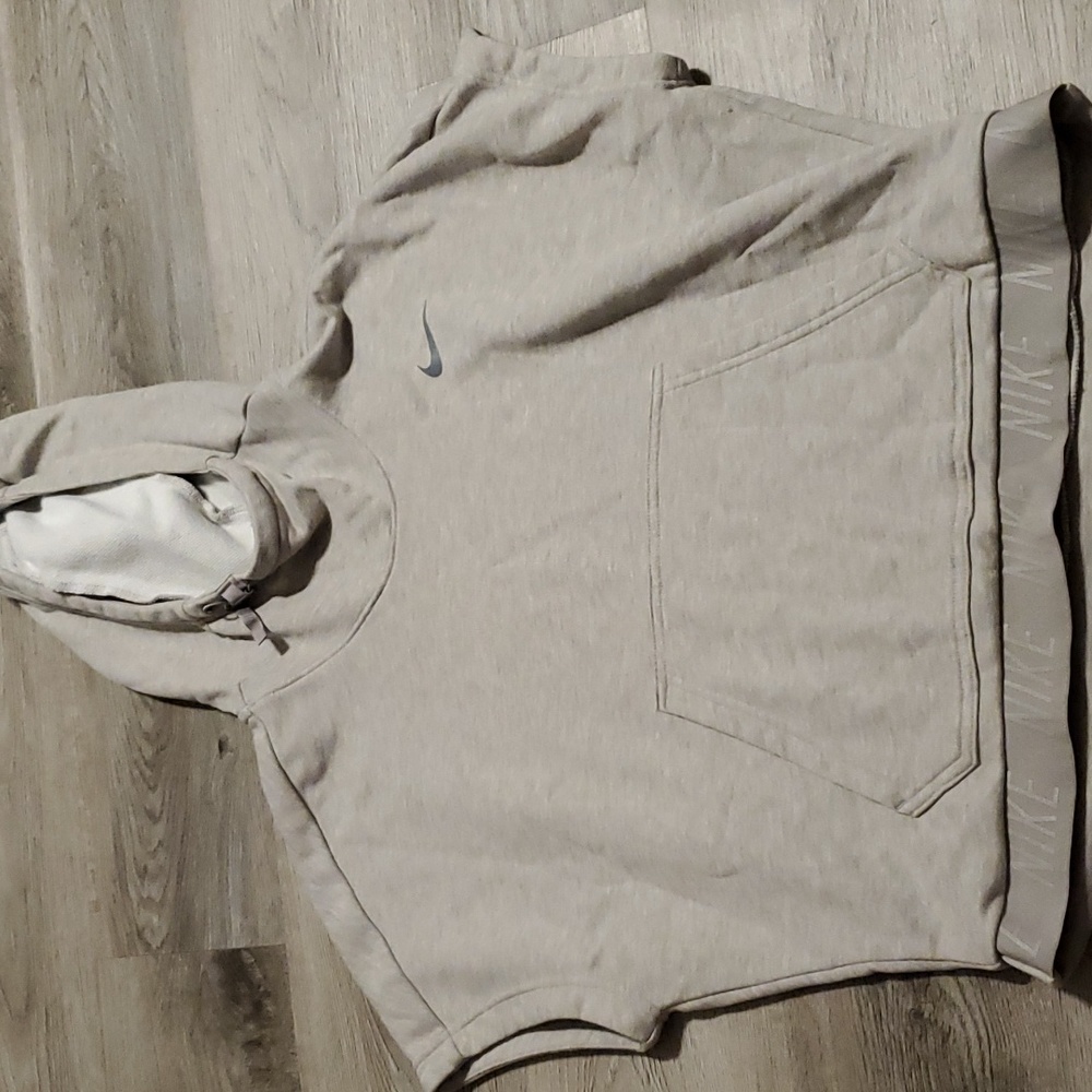 Nike dri fit short sleeve athletic sweater logo